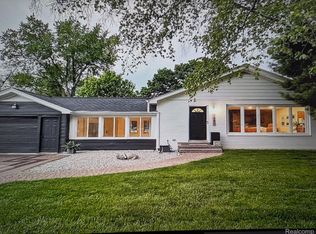 1980 Woodland Ave, Sylvan Lake, MI 48320