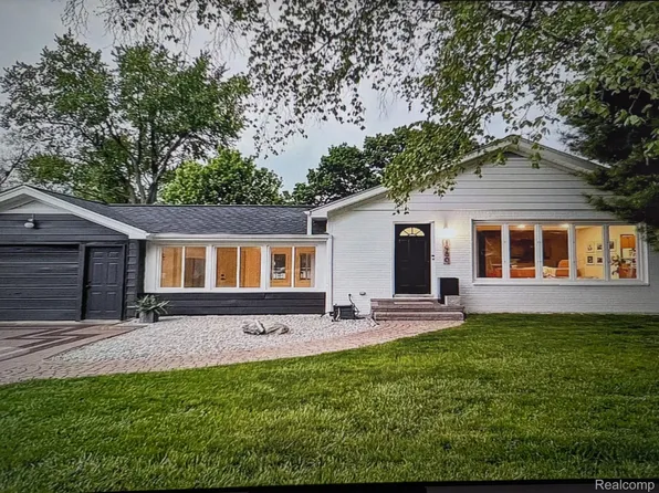 1980 Woodland Ave, Sylvan Lake, MI 48320
