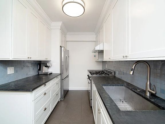 3rd image of 415 E 52nd St #6BCB