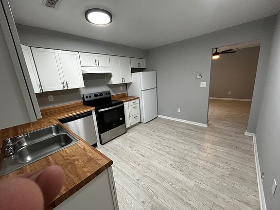 3rd image of 6064 Camellia Dr Unit B