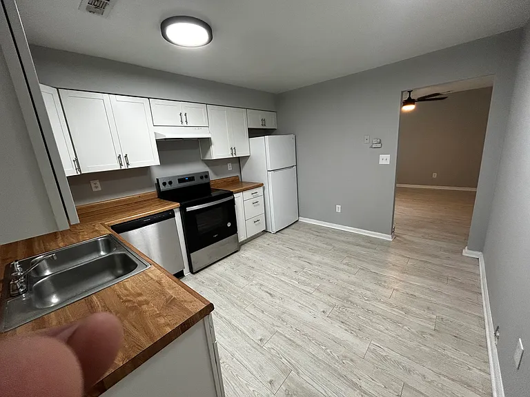 6064 Camellia Dr #B — Photo 3