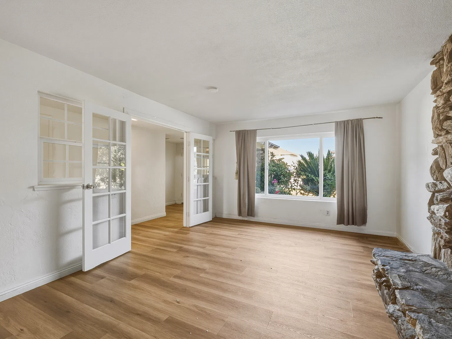 5 bed, 2210 sqft, $4,500 — Photo 3