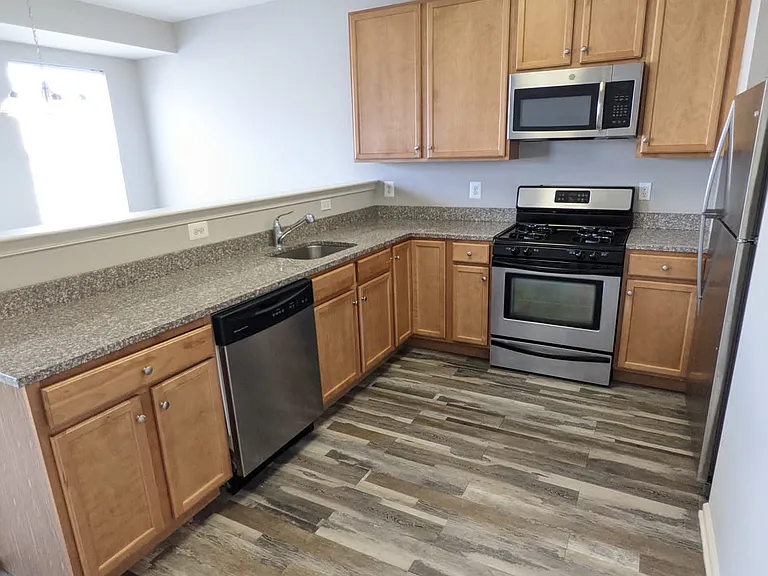 105 Conover Ter — Photo 4