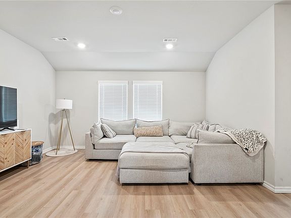 5th image of 601 Cattleman Ln