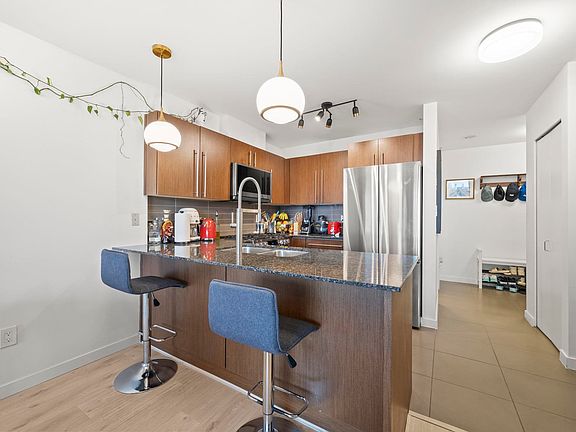 2nd image of 4888 Brentwood Dr #208