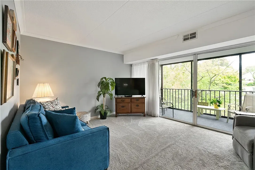 2120 Greentree Rd — Photo 2