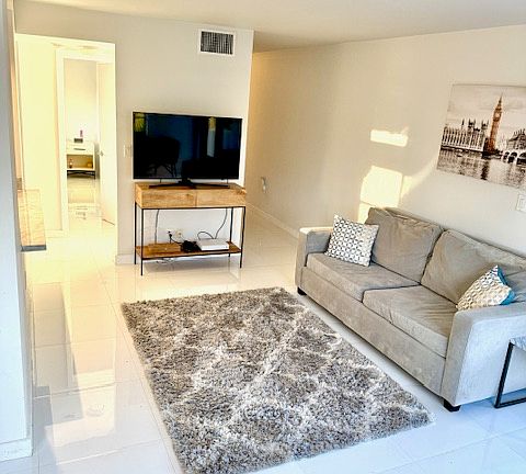 3rd image of 240 Collins Ave APT 4