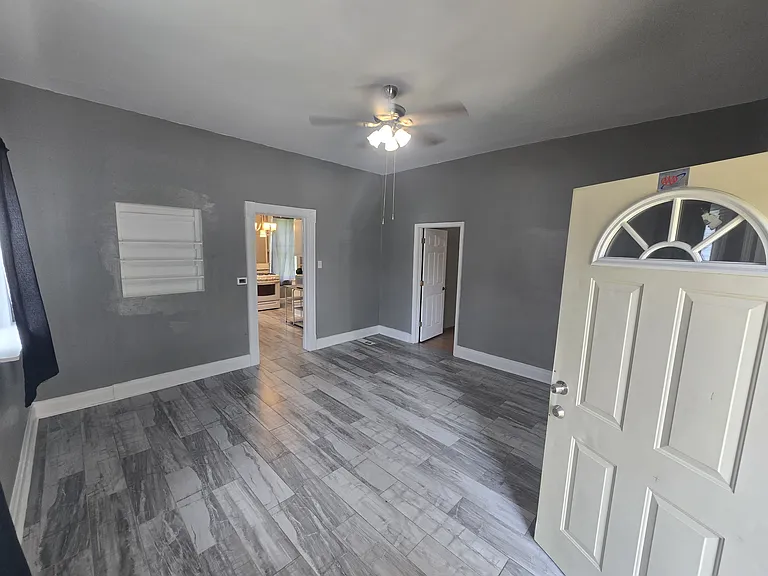 1213 NE Glendale Ave — Photo 2