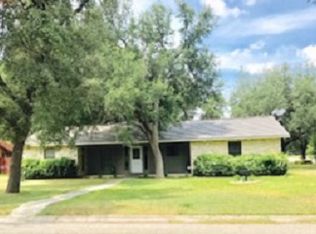 136 S Bluebonnet Dr, Uvalde, TX 78801