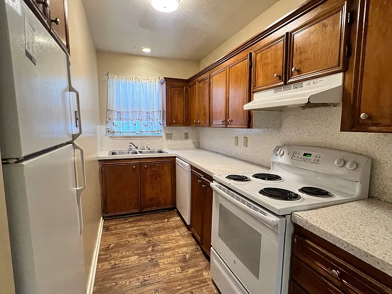 6271 Woodrun Dr — Photo 2