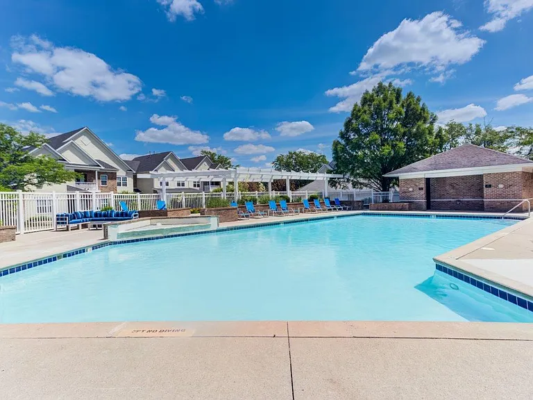 Avalon at Northbrook Apartments and Townhomes — Photo 11
