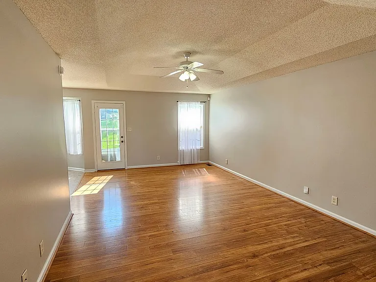 938 Lindsey Dr — Photo 2