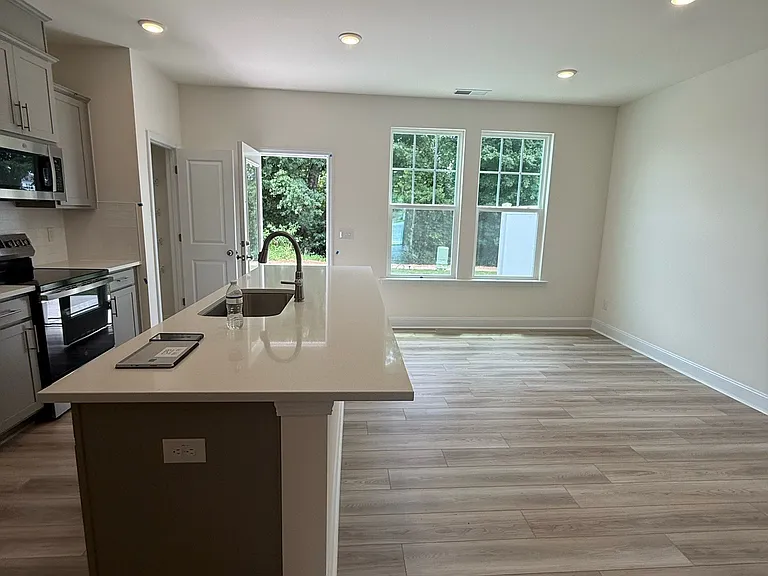 34 Anastasia St — Photo 3