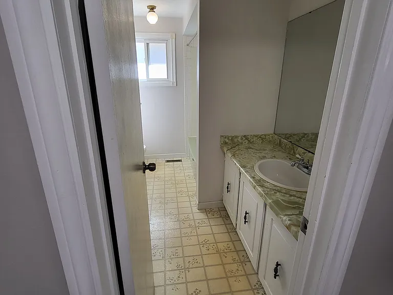 36 Cambridge Cres #MAIN — Photo 15