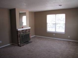 10906 NW Crooked Rd APT D, Parkville, MO 64152