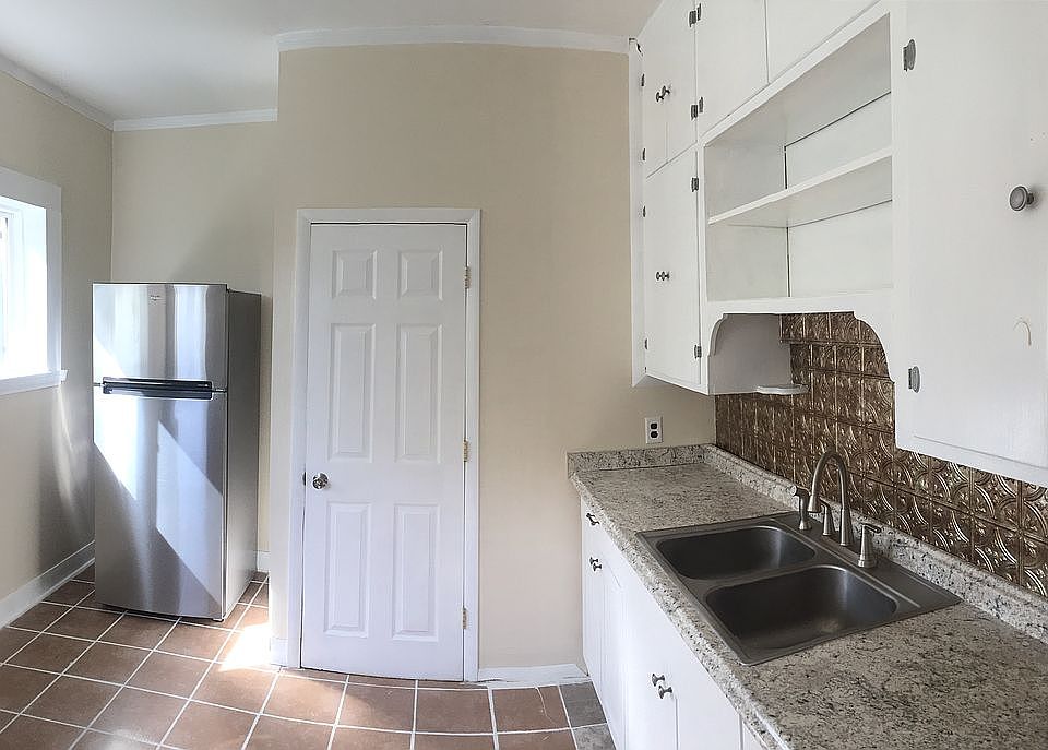 DOWNSTAIRS UNIT KITCHEN