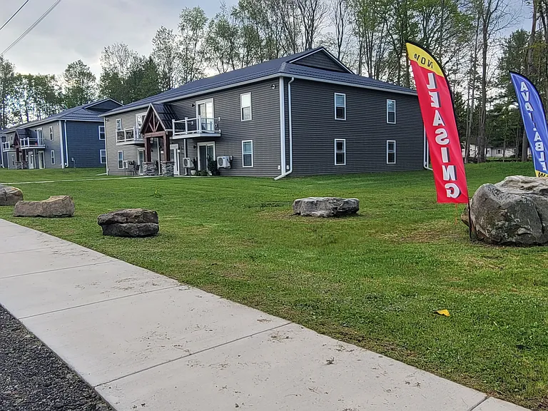 4 Sapphire Ln #5 — Photo 2