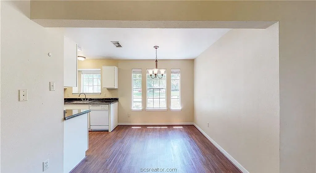 701C Balcones Dr — Photo 3