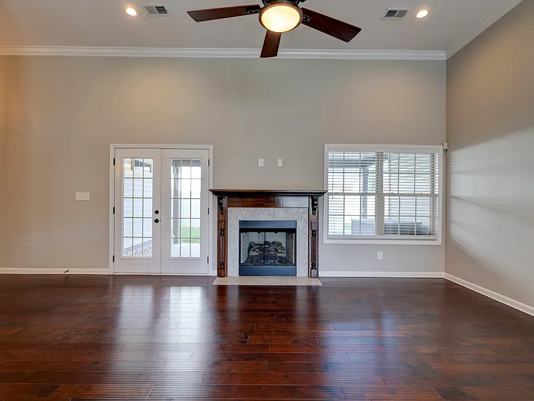 1008 Meadowview Ln — Photo 13