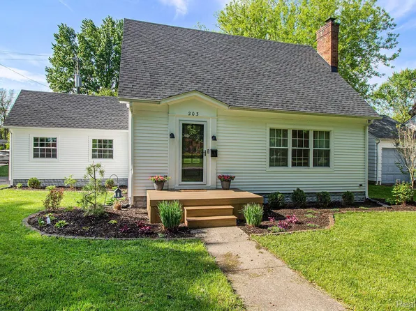203 Riddle St, Howell, MI 48843