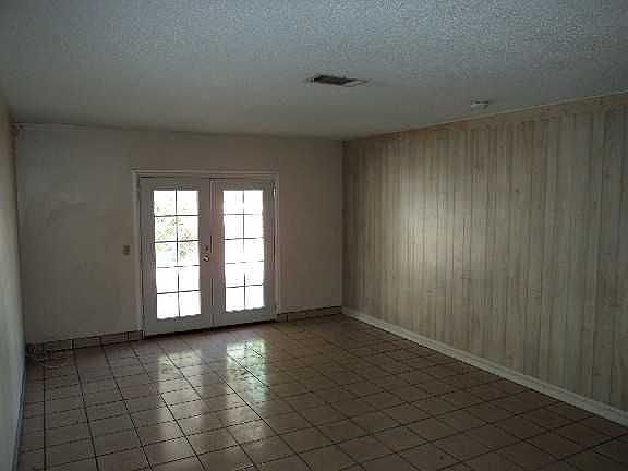 3rd image of 3104 Roseville Way