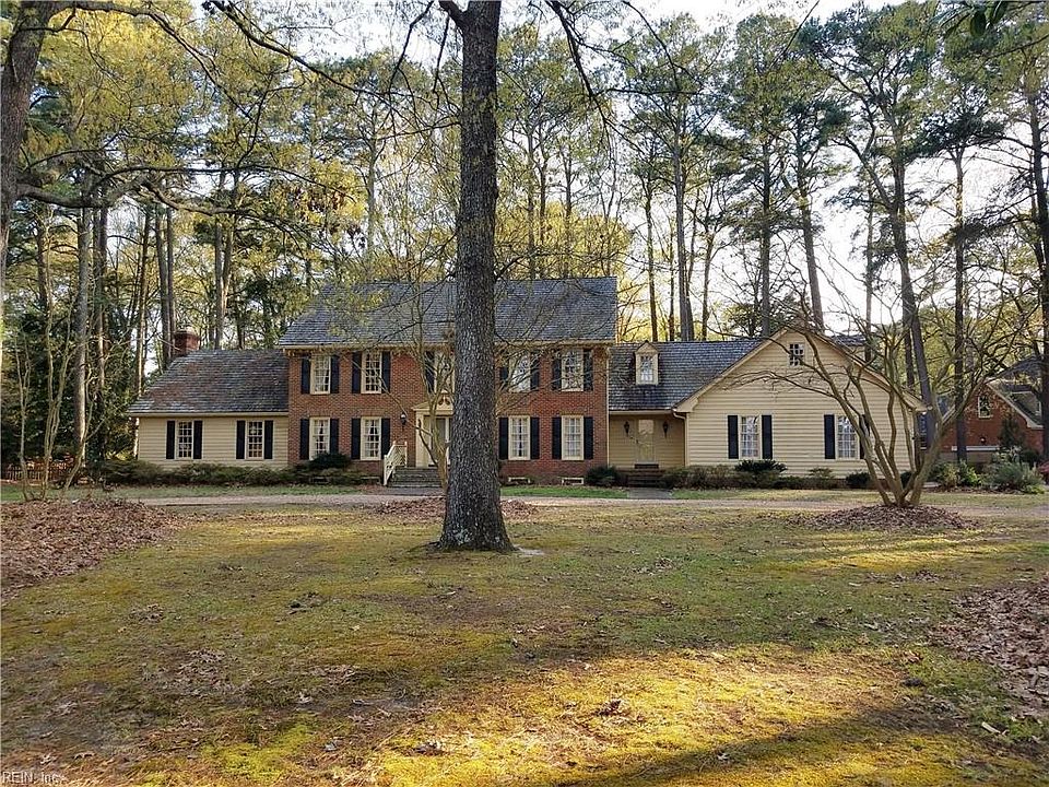 Stately 5 BR home on 1.35 acres in Great Neck Point being sold "AS-IS".
