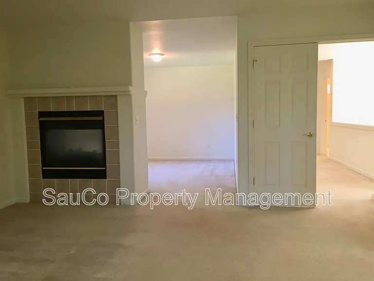 1861 SE 47th Ave — Photo 3