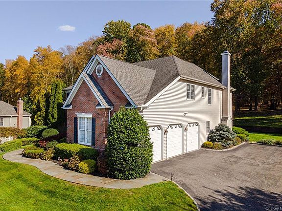 2nd image of 14 Wellington Ln