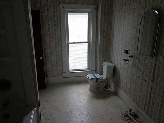 2nd image of 806 N Main St