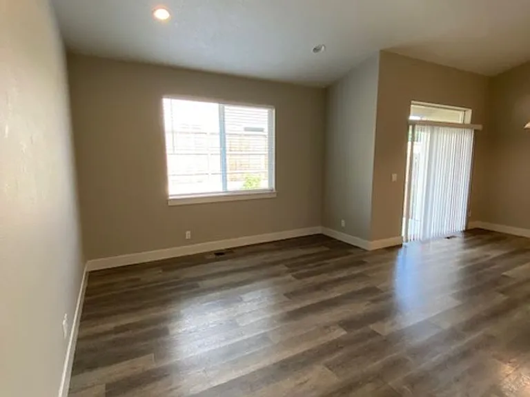 564 NE Cherry St — Photo 3