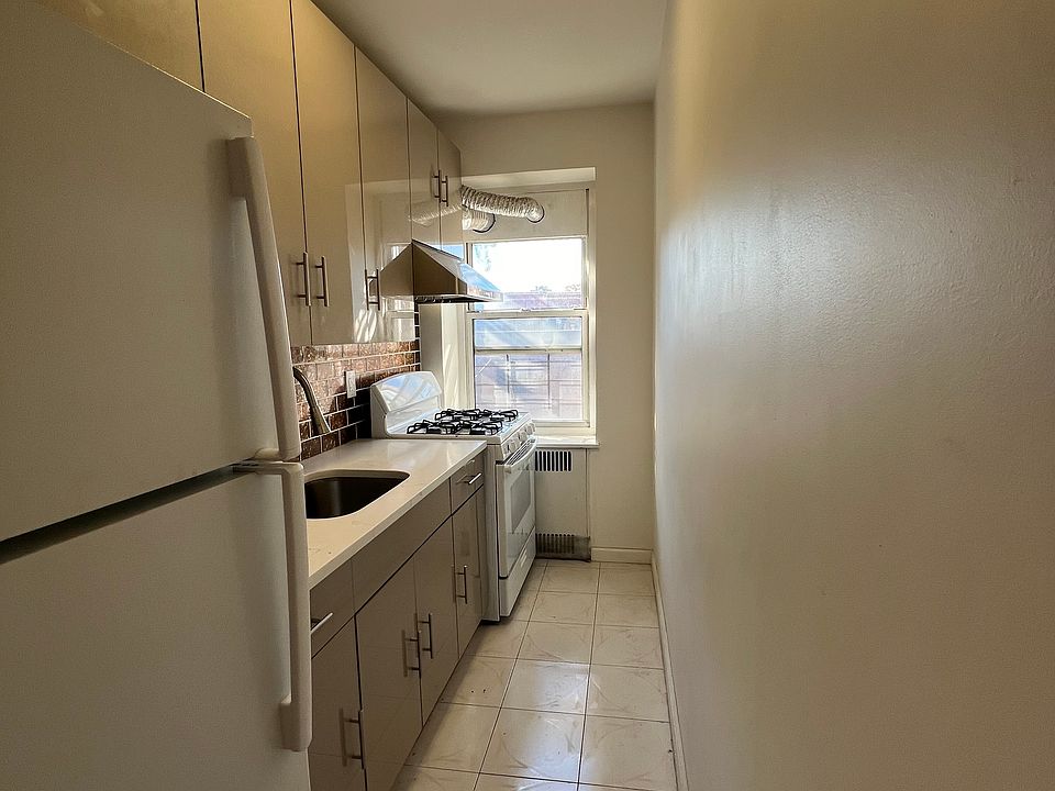 2nd image of 14307 Sanford Ave APT 3D