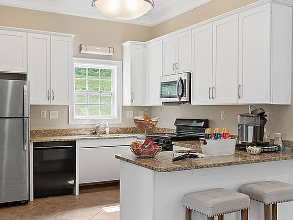 Experience the elegance of this contemporary kitchen, complete with stylish finishes and inviting features.