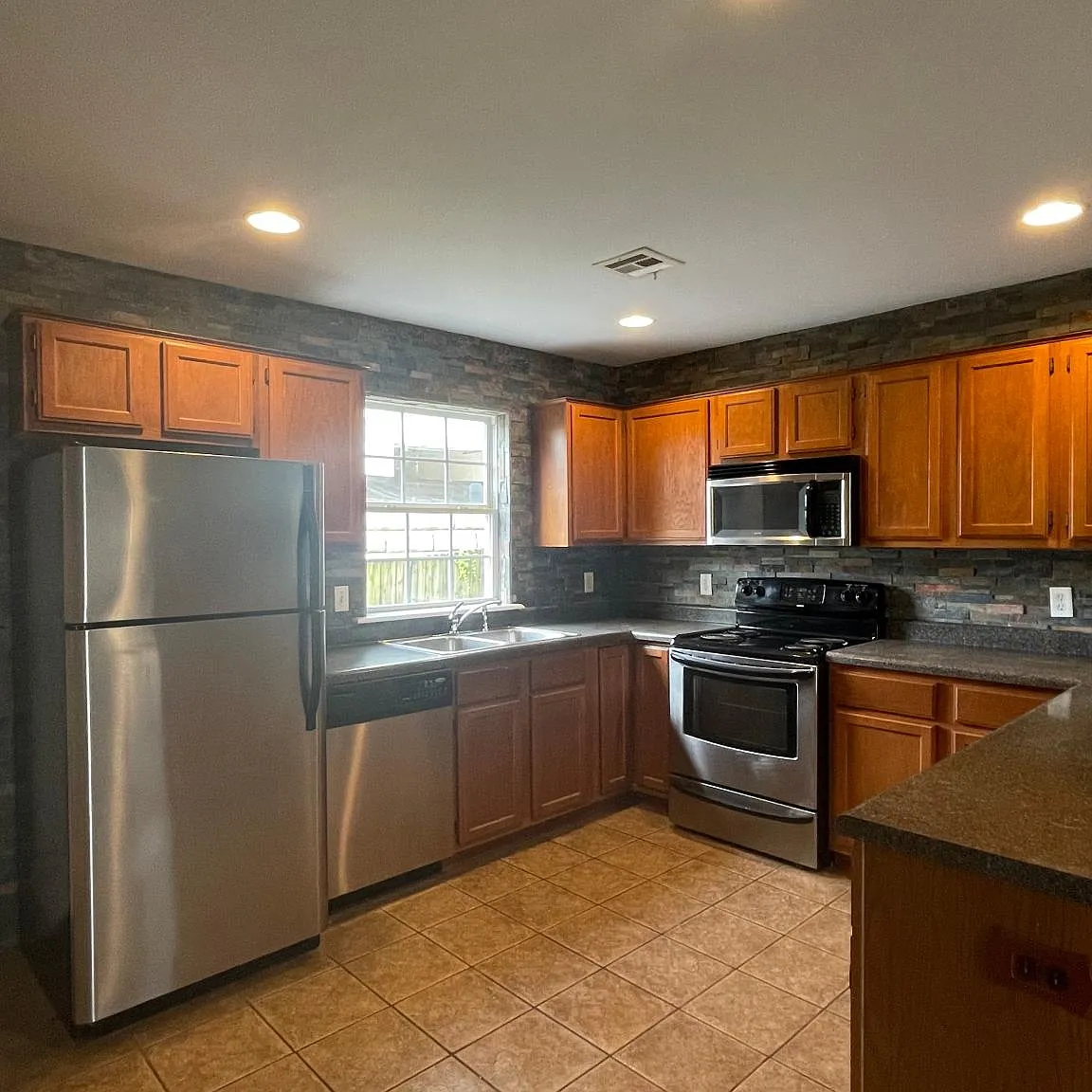 2 bed, 1.5 bath, 1160 sqft, $1,550 — Photo 4