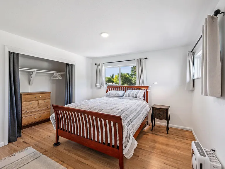Upstairs bedroom, queen bed