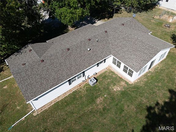 3rd image of 826 S Elm St