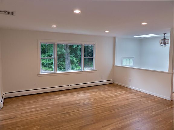 5th image of 31 Hiawatha Lane Ext