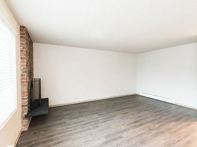 Devonshire Townhomes — Photo 8
