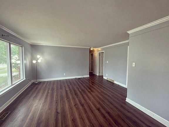 3rd image of 32541 Mackenzie Dr