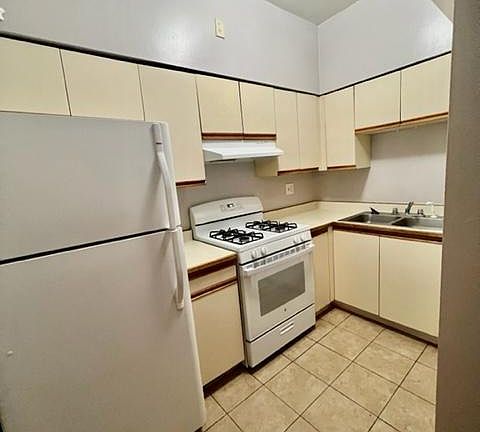 5th image of 1379 Saint Paul St APT 202