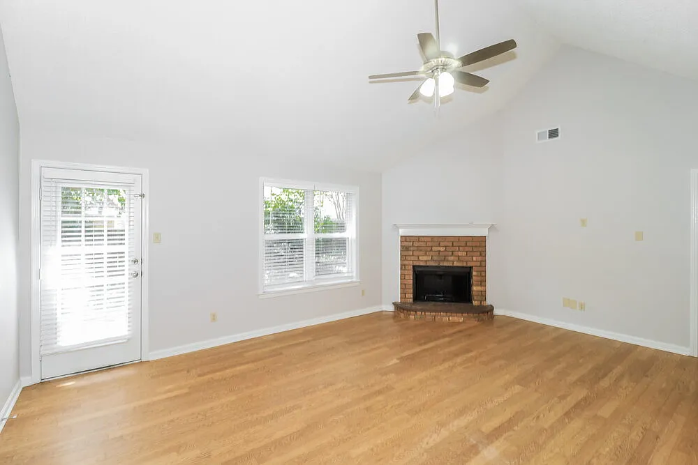 3 bed, 2.0 bath, 1419 sqft, $1,925 — Photo 4