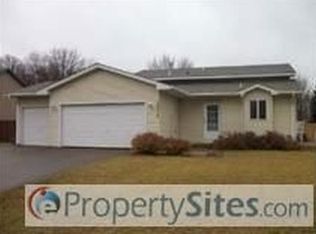 38618 Glacier Dr, North Branch, MN 55056