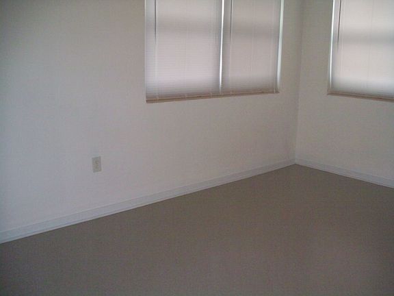 5th image of 54 Poinsettia Dr
