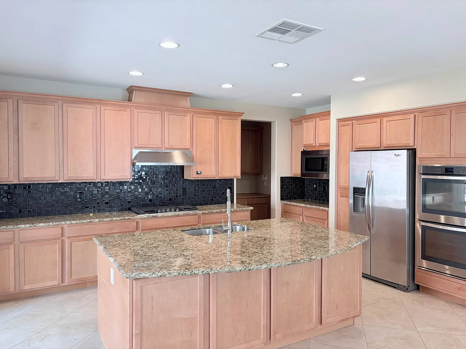 4 bed, 4.5 bath, 3281 sqft, $3,000 — Photo 3