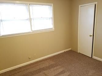 3rd image of 908 Parkwood Ct