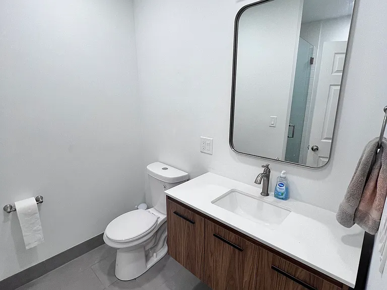 1447 W Fletcher St #2F — Photo 4