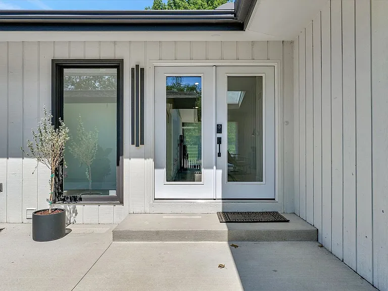 102 Greencroft Dr — Photo 3