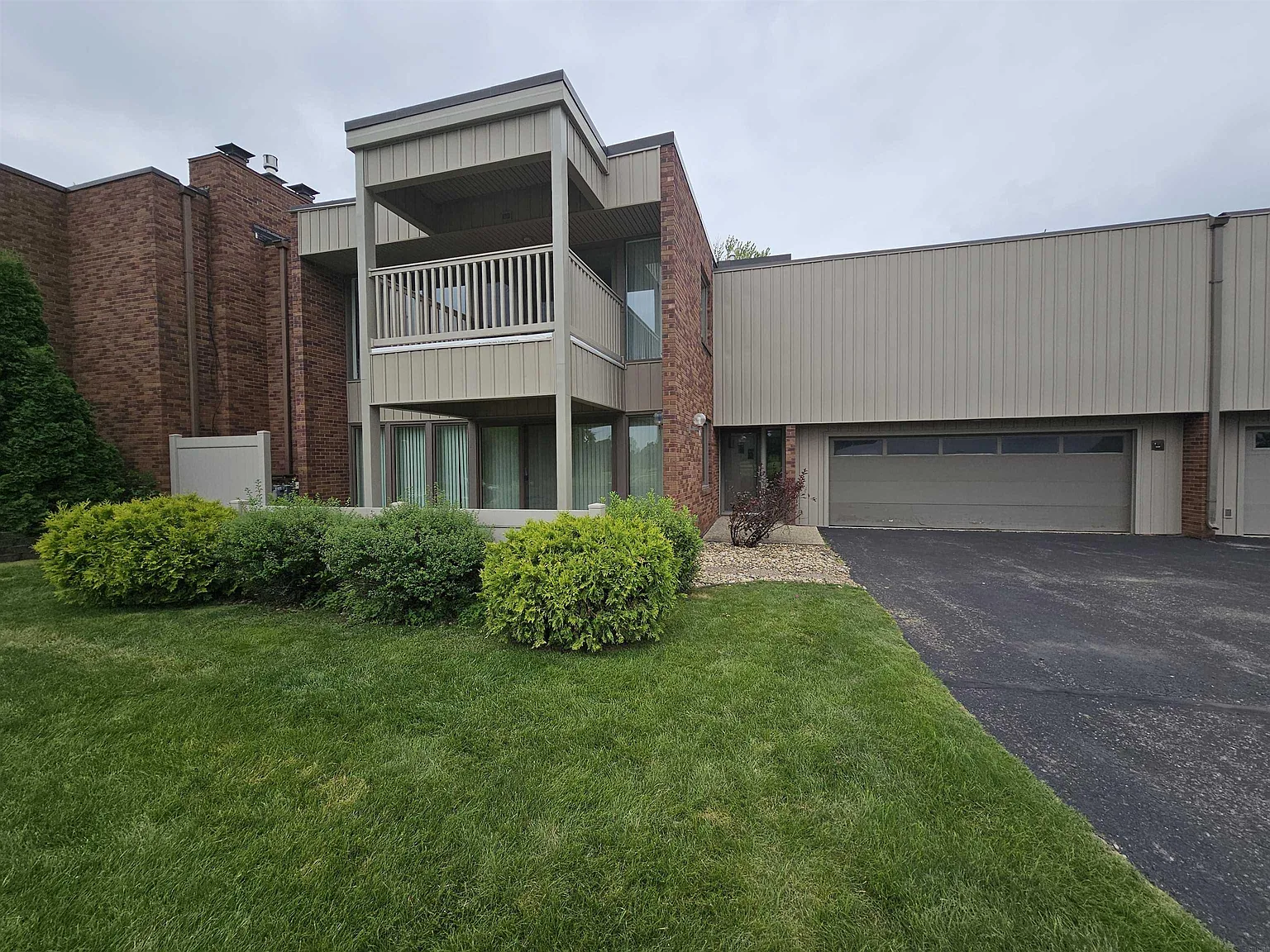 1900 Westchester Rd APT C photo 1
