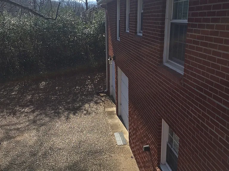 924 Neuhoff Ln — Photo 3
