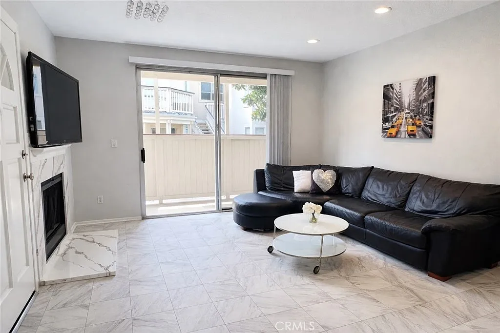 3 bed, 1113 sqft, $4,000 — Photo 4