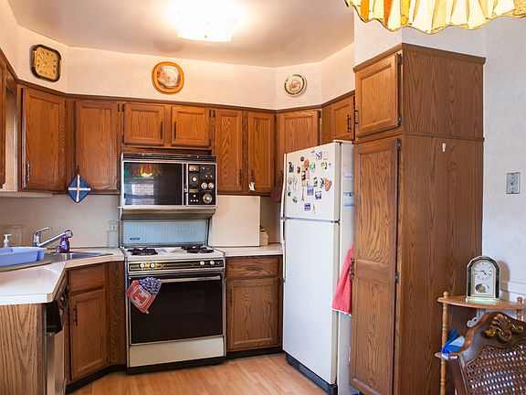3rd image of 5821 207th St